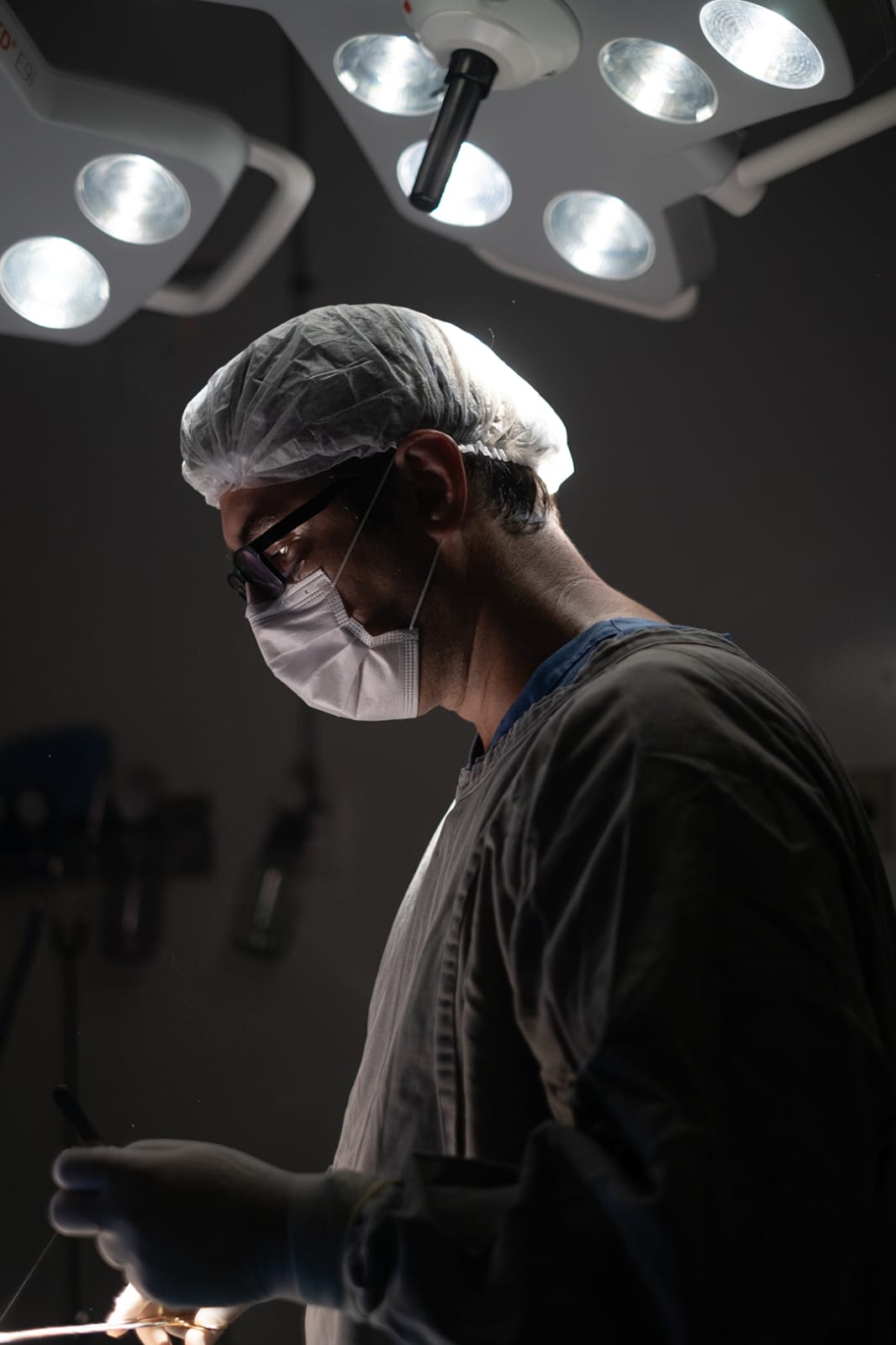 Dr. Gabriel Antunes em cirurgia