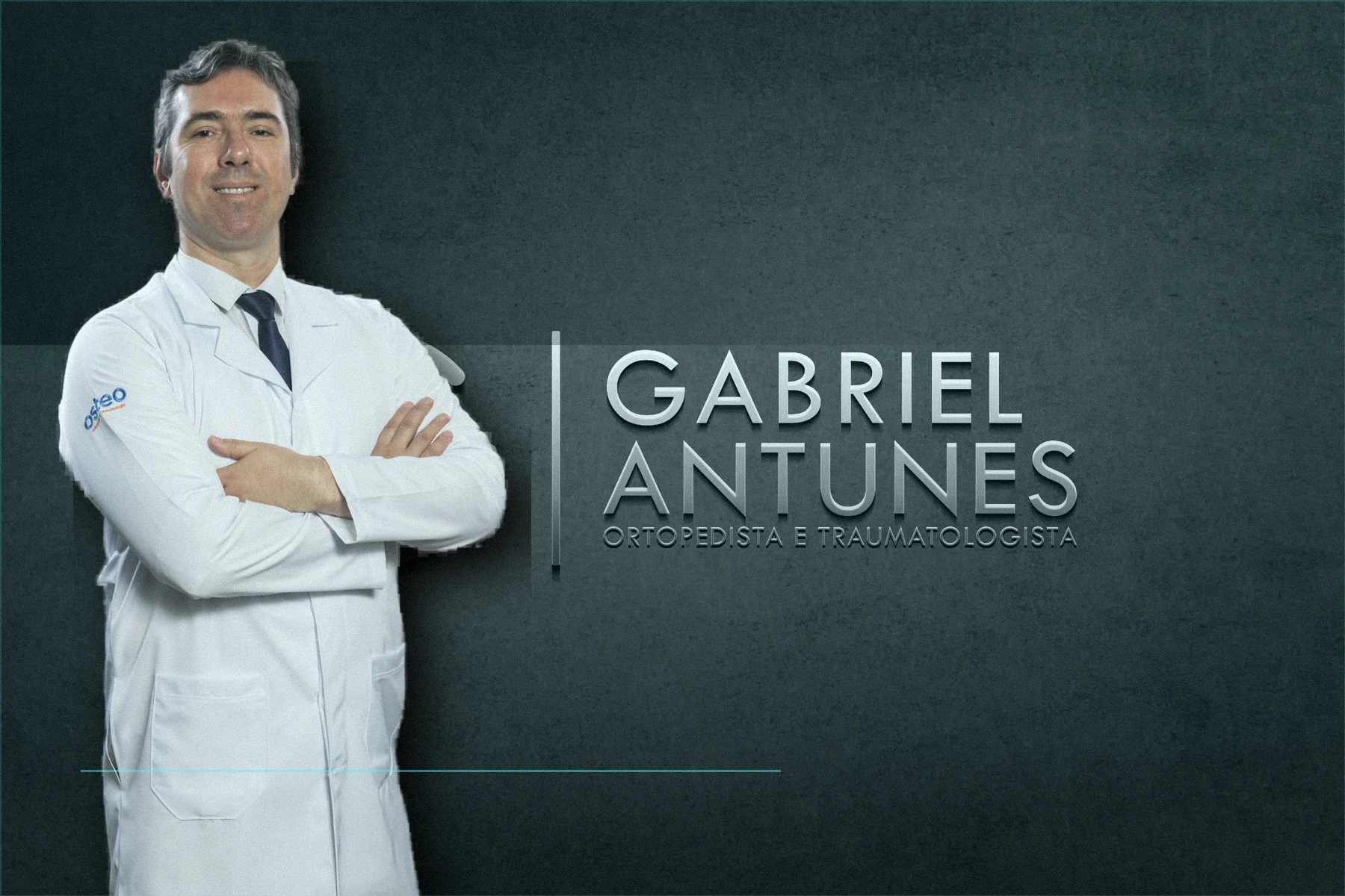 Dr. Gabriel Antunes diante da marca Gabriel Antunes em parede de aço escovado